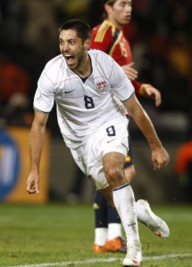 Clint Dempsey celebra tras anotar el segundo gol de su equipo frente a España.  EFE