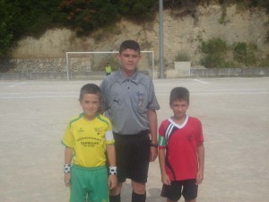 El colegiado con los capitanes