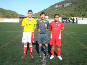 El colegiado con los capitanes del partido