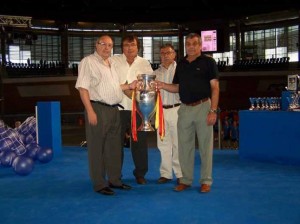 De izquierda a derecha, Sebastián Candela, Miquel Bestard, Manel Bosch y Pepe Roselló pasaron ayer en Palma con la Eurocopa 2008.  T.T.