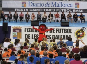 Más de cuatro mil personas se reunieron en el Palma Arena en la tercera edición de la Fiesta del Fútbol Base.  Fotos: S. Llompart/M. Mielniezuk 