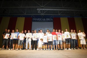 Imagen de todos los premiados en la Fiesta del Fútbo Pitiuso, que posaron junto a los futbolistas de Primera División.  JUAN A. RIERA 