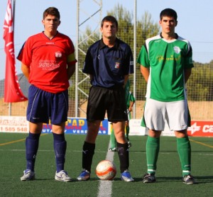 El arbitro con los capitanes