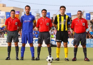 El trio arbitral con los capitanes del partido