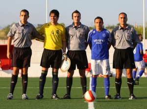 El trio arbitral con los capitanes