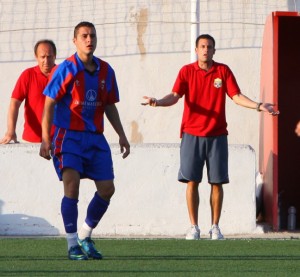 Antonio Asensio deigiendo al Ferreries en su último partido en Preferente.