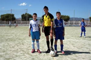 El colegiado con los capitanes