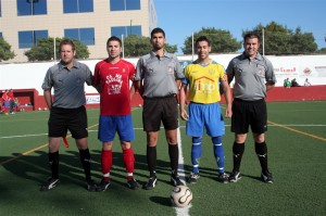 El trio arbitral con los capitanes