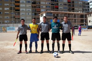 El trio arbitral con los capitanes