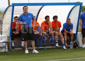 Mario Ormaechea dirigiendo el partido de ayer en Santa Margalida.  www.futbolbalear.es