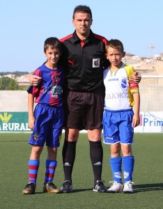 Raúl Martín con los capitanes de los equipos.