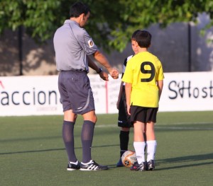 Frco. Javier Martín haciendo el sorteo con los capitanes.