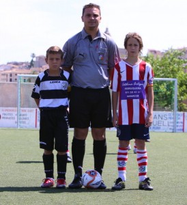 El colegiado con los capitanes del partidos