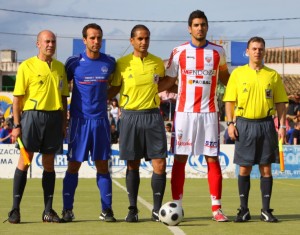 El colegiado con asistentes y capitanes