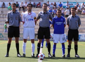 El trio arbitral con los capitanes