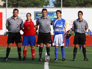 El trio arbitral con las capitanas