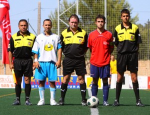 El trio arbitral con los capitanes