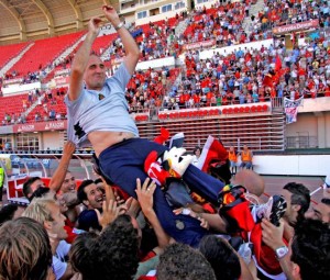 Los jugadores del Mallorca B mantean al técnico Jaume Bauçà al termino del partido.  Foto: S. Llompart 