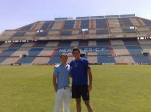 José García y Efrén Fernández, ayer en el Estadio Rico Pérez.