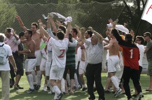 La afición de Lloseta celebra el ascenso después del partido