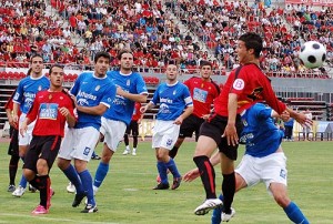 Truyols es agarrado por un defensa del Oviedo ayer en Son Moix. El árbitro no señaló nada. Foto: Fotoprens