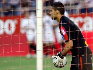 Moyà saca el balón de su portería en el partido que el Mallorca disputó el pasado mes de mayo en el Sánchez Pizjuán.  Foto: Efe