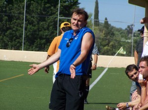 Mario Ormaechea, técnico del San Rafael, durante un lance del choque de ayer.  FOTOPRENS 