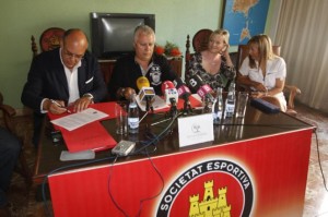 Stina, primero por la izquierda, firma el acuerdo de adquisición del 80% del Eivissa en presencia de Pedro Ortega, Tiziana Schipani y Marina Pérez.  MOISES COPA