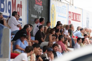 Publico en las gradas de Alcudia viendo un partido