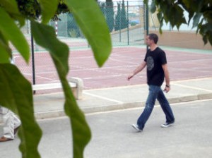 Luis Rueda pasea por la entrada del Municipal de Santa Eulària en una imagen tomada ayer por la tarde.  G. L. S
