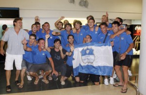 La expedición del San Rafael celebró ayer el ascenso a Tercera División a su llegada al aeropuerto de Ibiza.  MOISÉS COPA 