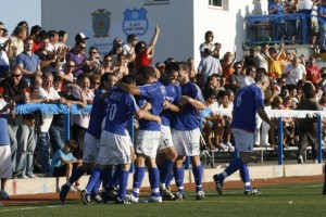 Los jugadores del San Rafael celebran uno de los goles anotados ayer ante el Margaritense.  JUAN A. RIERA 