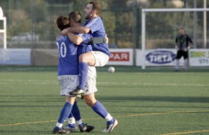 Los jugadores del San Rafael esperan celebrar la clasificación.  J.A.R.