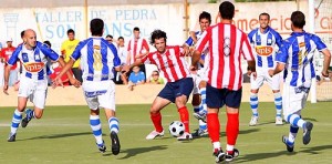 Nacho lucha un balón