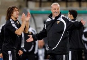 Puyol y Del Bosque durante el entrenamiento de ayer.  Foto: Efe