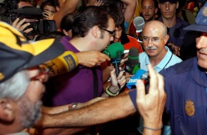 Serra Ferrer, a su llegada a Sevilla para jugar un partido de la UEFA cuando era entrenador del AEK de Atenas, en 2007.