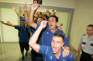 La Conga. Los jugadores saltaron y cantaron tanto como los aficionados y acabaron haciendo la conga en la terminal del Aeropuerto de Menorca