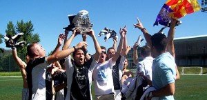 Los jugadores del Son Verí celebran el título tras ganar en los penaltis al Playas Arenal. Foto: Fotoprens