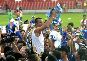 Un grupo de aficionados del Tenerife celebran el regreso de su equipo a Primera.  Fotos: Efe.