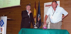 Bernat Picó, presidente del Santanyi colaborando en el sorteo del calendario de Tercera