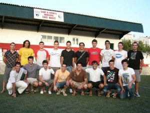 CE Mercadal 2009-10. Dieciséis jugadores tuvieron ayer la primera toma de contacto en Sant Martí y hoy comienzan los entrenamientos