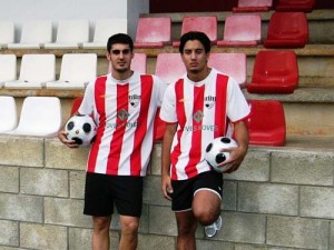 Mendi y Guilherme. Posan con su nueva camiseta en Sant Martí 