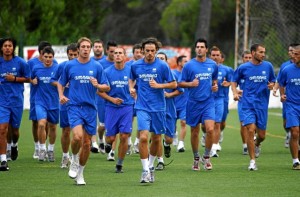 La plantilla comenzó la pretemporada ayer en el campo de fútbol de Sant Rafel.  JUAN A. RIERA 