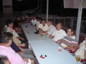 La directiva se reunió en la terraza de la sede social del club. El centro, junto al ordenador, Paco Bonet (i) y Vicente Torres (d).  S.M.C