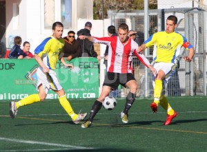 Edu defendiendo el balón con el Montuiri en Cala D'or la pasada temporada