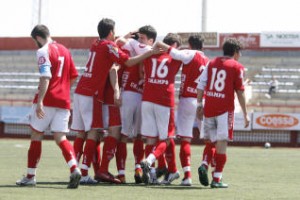 El equipo que dirigió Sergio Tortosa la pasada temporada y mantuvo la categoría de Tercera División no tendrá continuidad. VICENT MARI