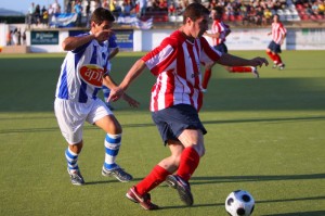 Manolo Rueda, controlando un balón con el Santanyi frente al Jerez.