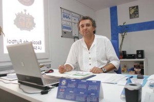 Trabajo. Matías Borsot trabaja a diario en la sede del Sporting Mahonés, en Maó