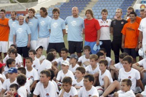 Imagen de grupo de los futbolistas que jugaron una ´pachanga´ estival en el estadio municipal de Can Misses.  D.I.