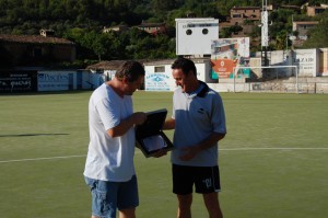 Pep Marques, president del Sollerense, va entregar a Ricardo una placa en reconeixement a la seva dedicació al futbol solleric